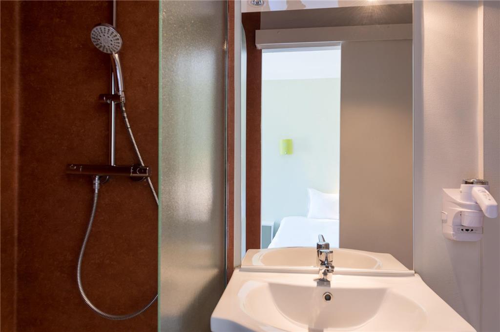 OGFIGEAC-guestroom-Guest Room,Bathroom,On-Site.jpg