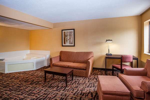 Suite - Super 8 Hotel Lawrence