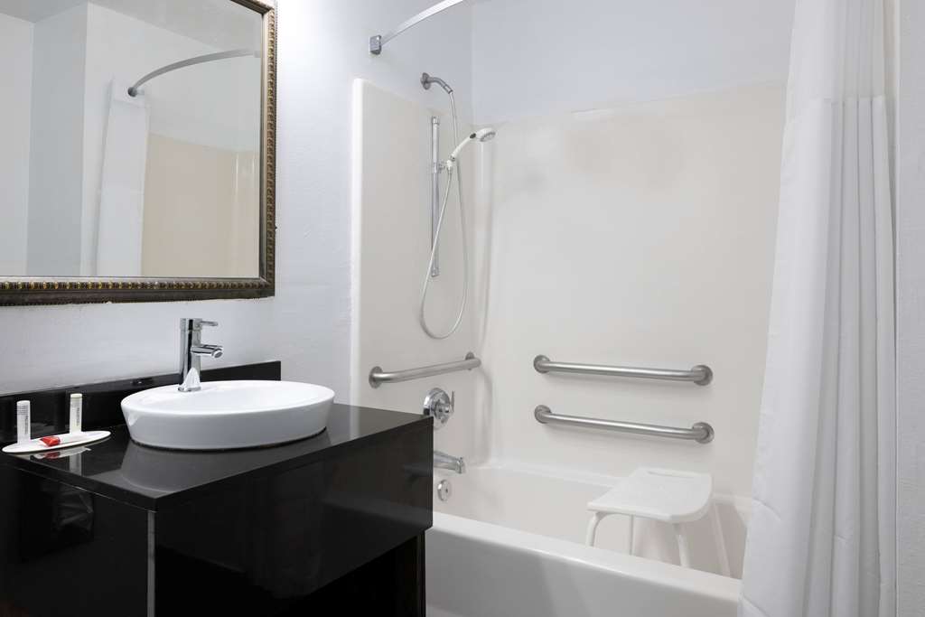 SUPER 8 PENSACOLA-guestroom-Guest Room,Bathroom,Tub,Accessibility,On-Site.jpg