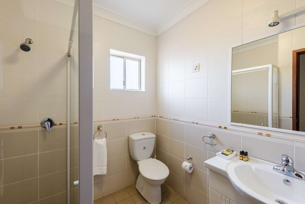 BW PLUS AMBASSADOR ORANGE-guestroom-Guest Room,Bathroom,Suite,On-Site.jpg