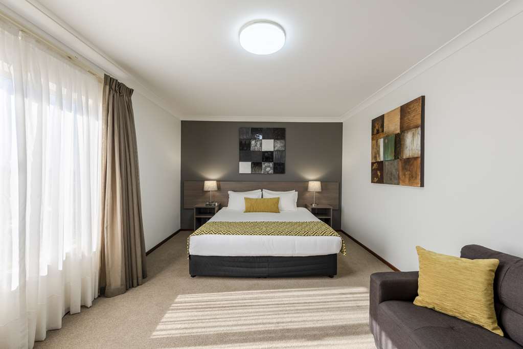 BW PLUS AMBASSADOR ORANGE-guestroom-Guest Room,Suite,On-Site.jpg