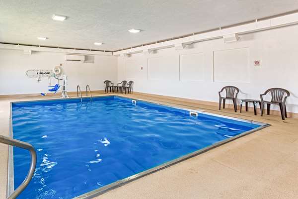 Pool - Quality Inn & Suites Ferdinand - I-64, Exit 63