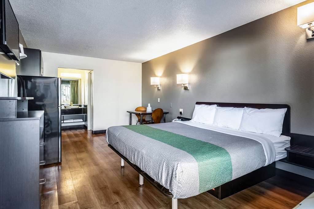 STUDIO 6 WEST LITTLE ROCK, AR-guestroom-Guest Room,Sink,Bedding,King bed,Guest Room Amenity,Refrigerator,TV and multimedia,Sitting area,On-Site,Furnishings,Telephone,Deluxe Room,Single Room.jpg