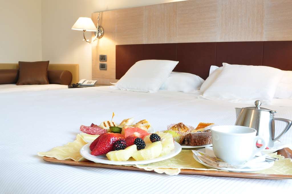 SAN GIORGIO SURE HOTEL COLLECT-guestroom-Guest Room,Bed,Queen bed,On-Site,Sofabed.jpg