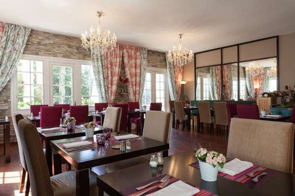 Dining,Dining Area,Restaurant,On-Site