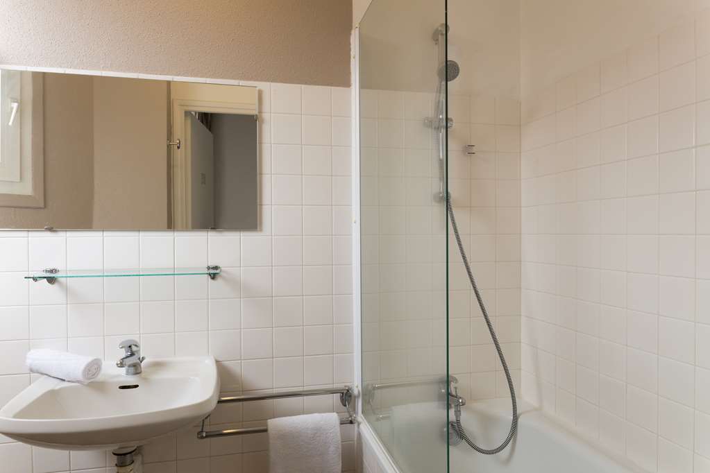 OG HOTEL BRISTOL, LE PUY EN VELAY-guestroom-Guest Room,Bathroom,On-Site.jpg