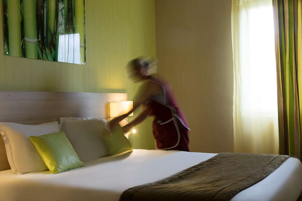 THE ORIGINALS CITY, HOTEL DES LYS-guestroom-Guest Room,On-Site.jpg