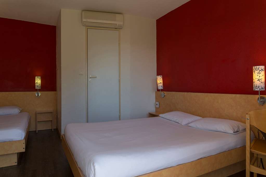 OGTULLE-guestroom-Guest Room,On-Site.jpg