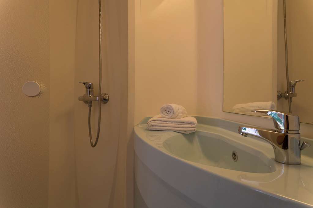 OGTULLE-guestroom-Guest Room,Guest Room Amenity,On-Site.jpg