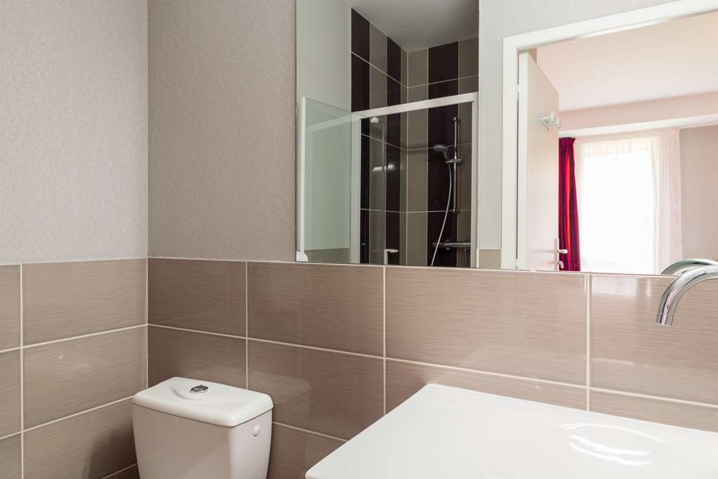 OG CITY ALBIZIA SARLAT-guestroom-Guest Room,Bathroom,Accessibility,On-Site.jpg