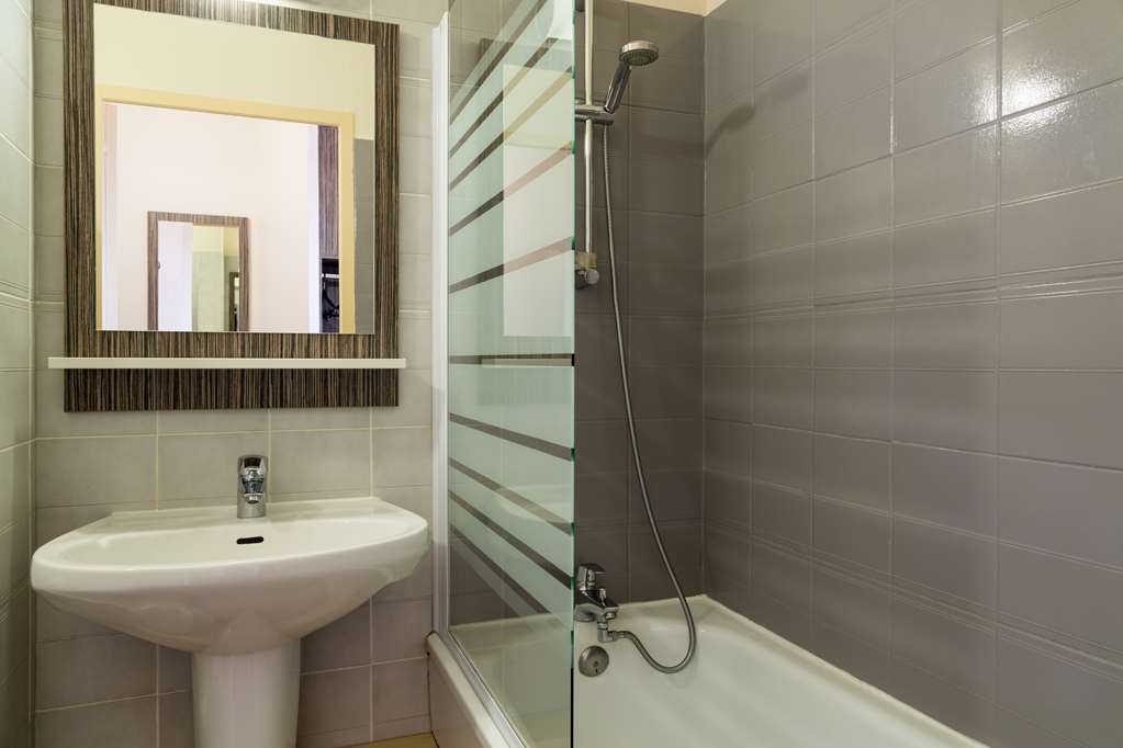 THE ORIGINALS CITY HOTEL L ACROPOLE-guestroom-Guest Room,Bathroom,On-Site.jpg