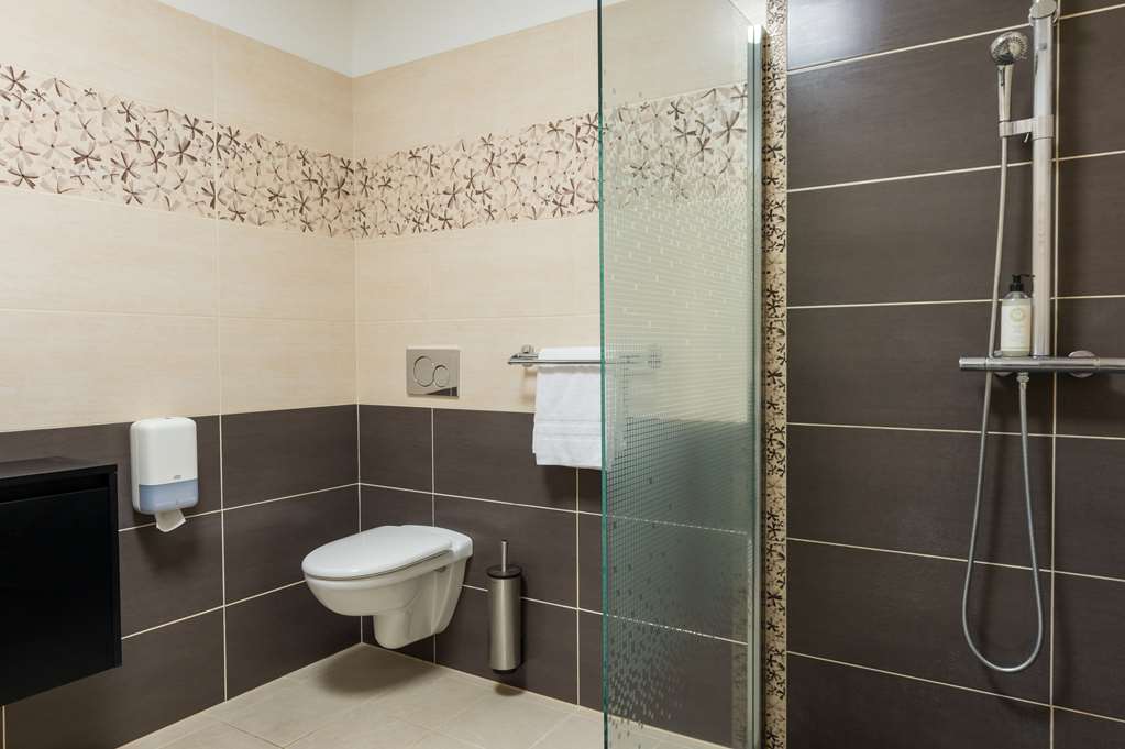 THE ORIGINALS CITY HOTEL CATHEDRALE-guestroom-Guest Room,Bathroom,On-Site.jpg