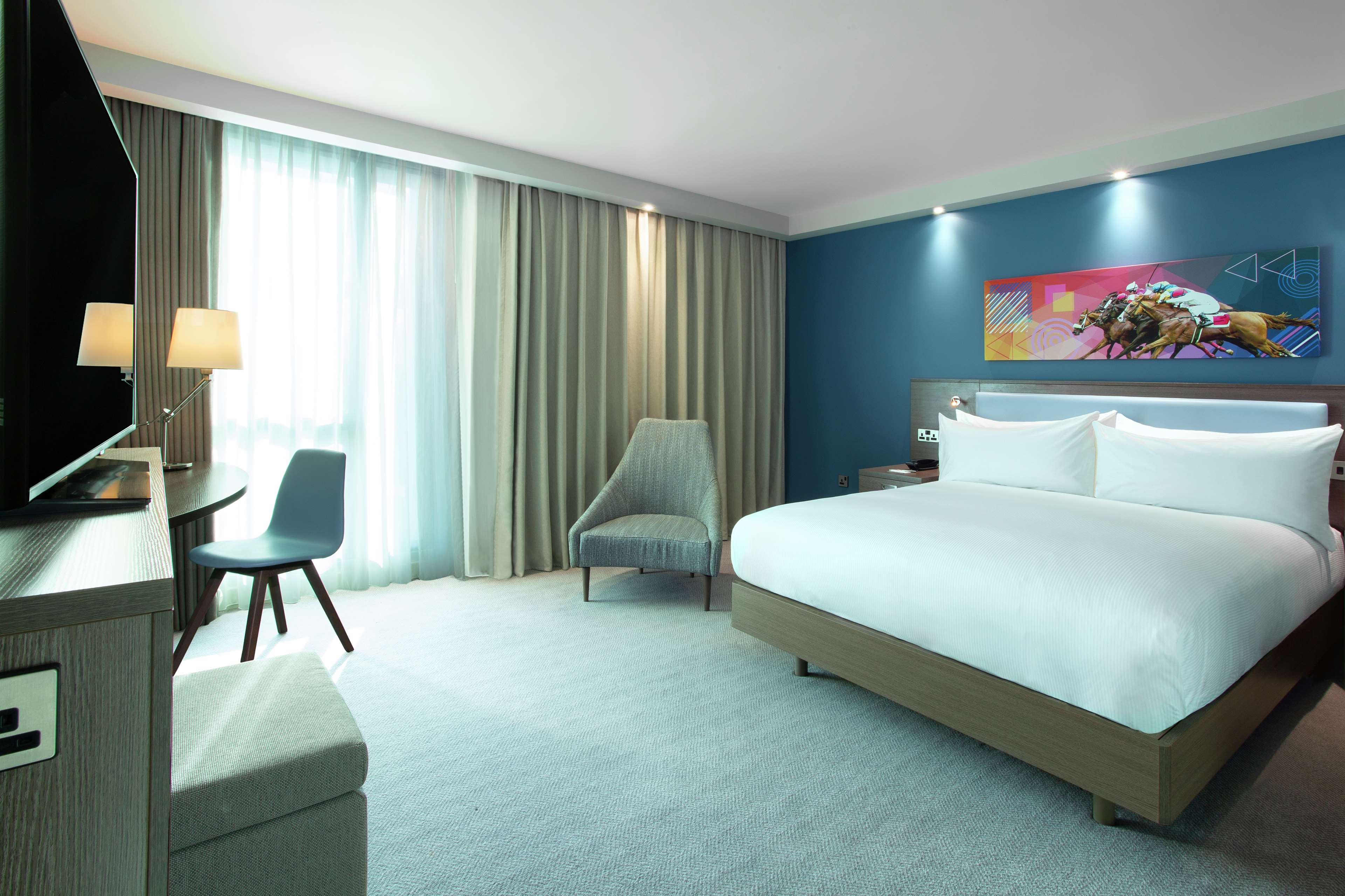 Hampton by Hilton Hamilton Park - Tap to explore photos
