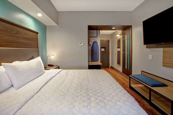  - Tru by Hilton Hotel Oxford