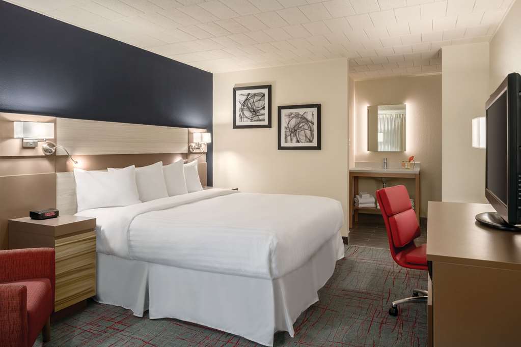 RAMADA BY WYNDHAM INDIANA-guestroom-Guest Room,On-Site.jpg
