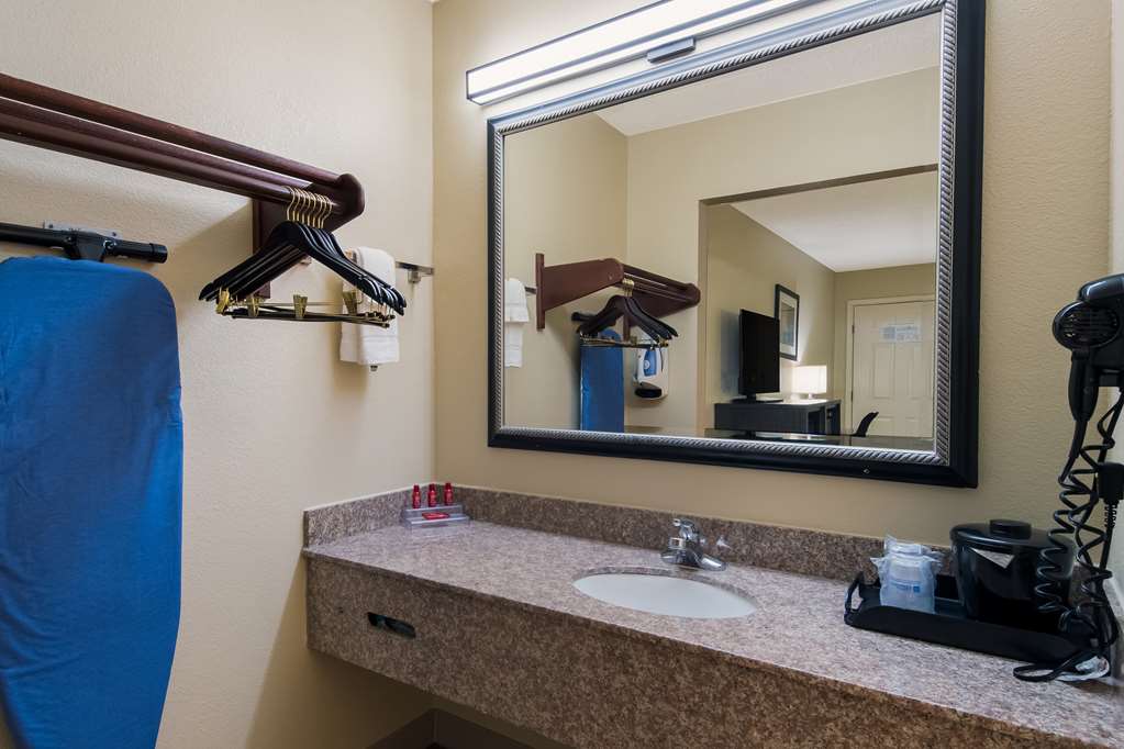 SureStay Plus by Best Western Jackson-guestroom-Guest Room,Bathroom,On-Site.jpg