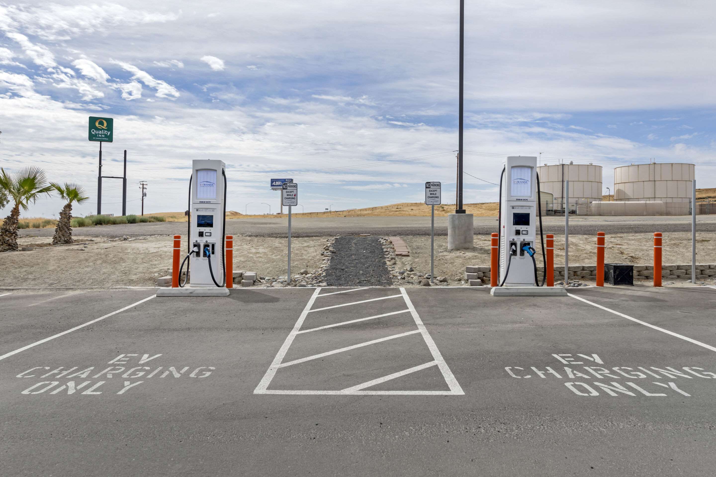 Electric vehicle charging station