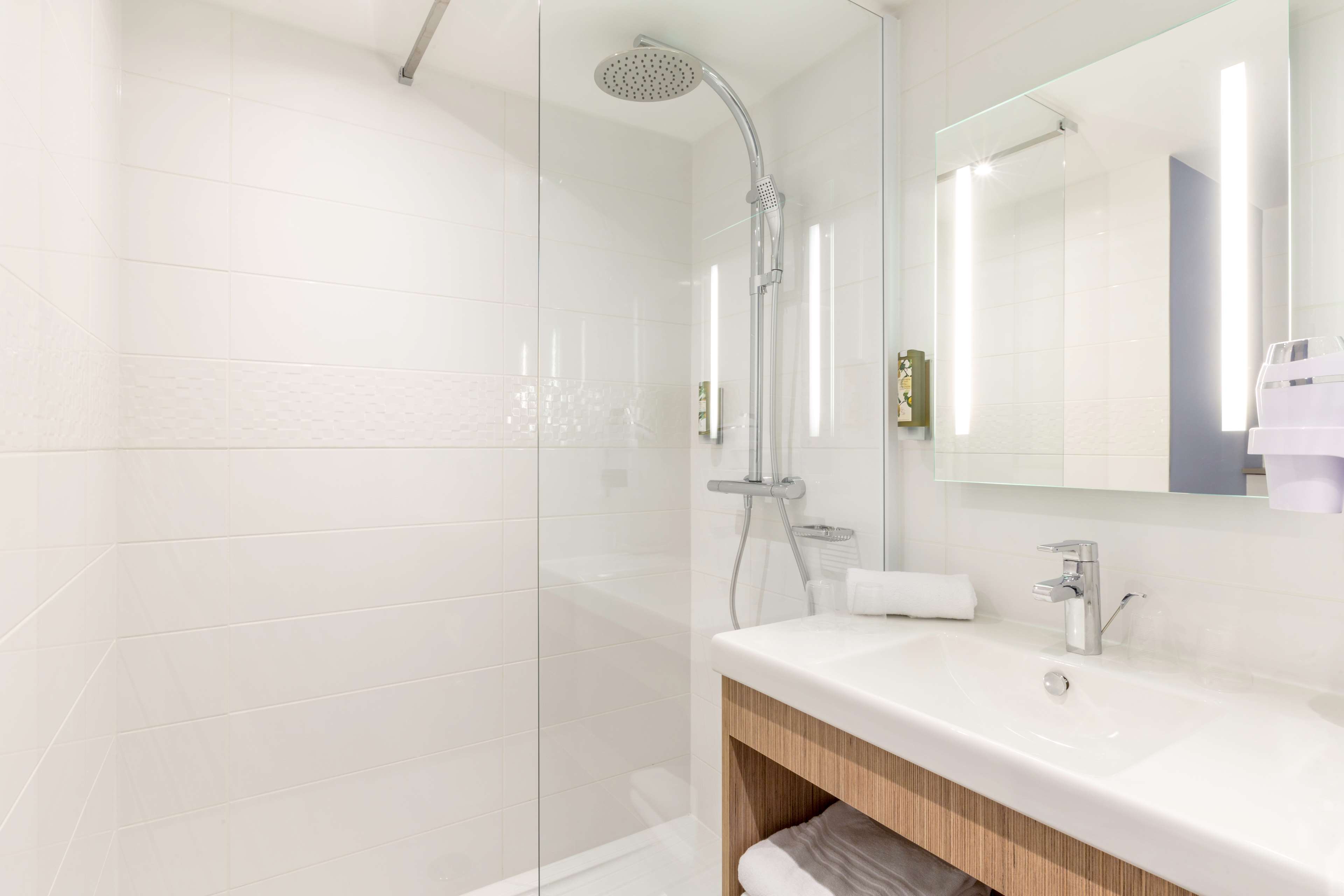 Best Western Le Beffroi Room Type - 1 King Bed, Non-Smoking, Superior Room, Shower Only, Espresso Machine, Park View Best Western Le Beffroi Room Type - 1 King Bed, Non-Smoking, Superior Room, Shower Only, Espresso Machine, Park View