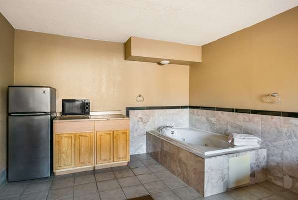 Suite - Rodeway Inn Lancaster