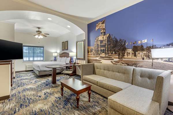 Suite - Clarion Pointe Hotel Sulphur Springs
