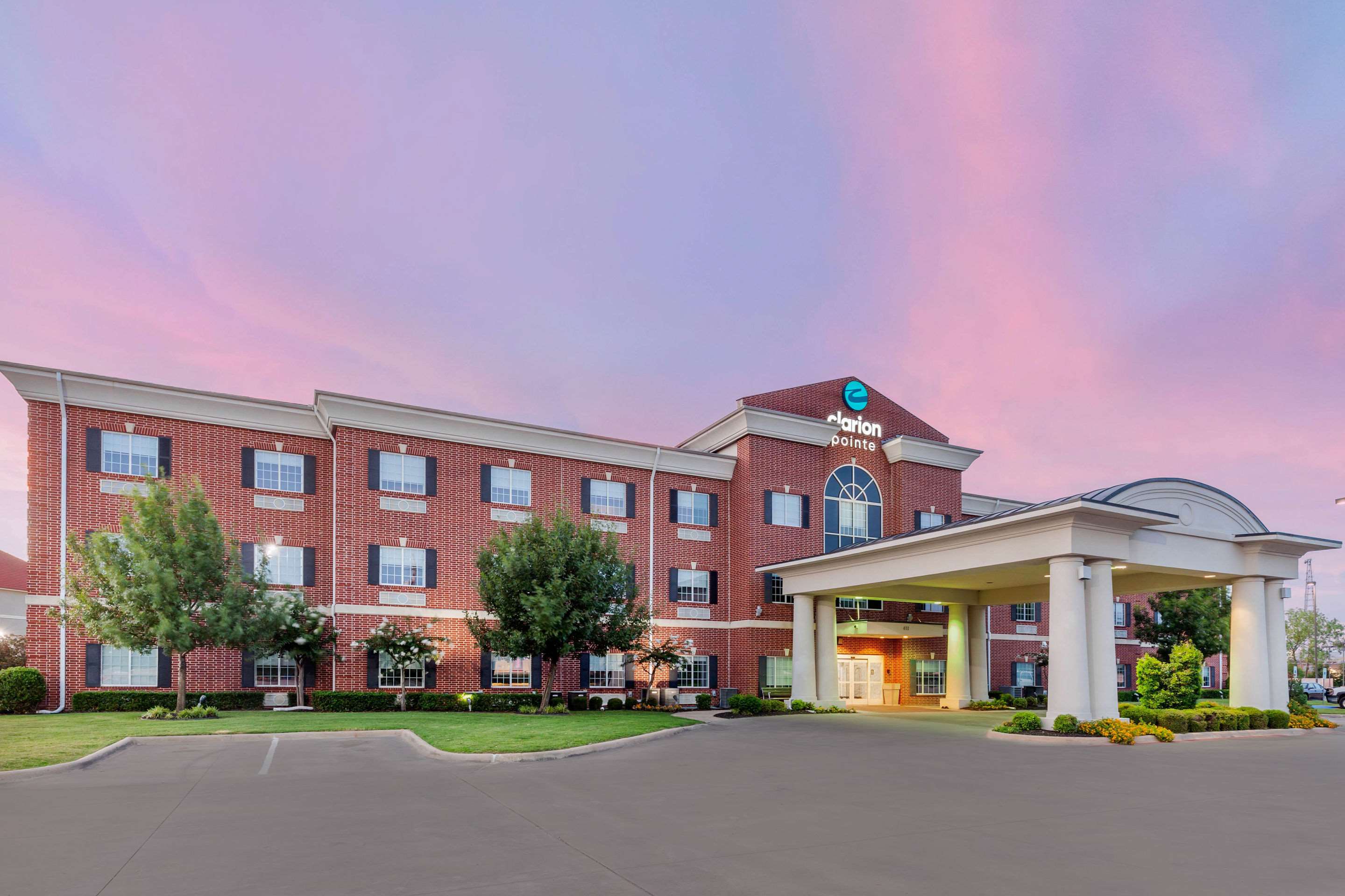 Hotel exterior | Clarion Pointe Sulphur Springs