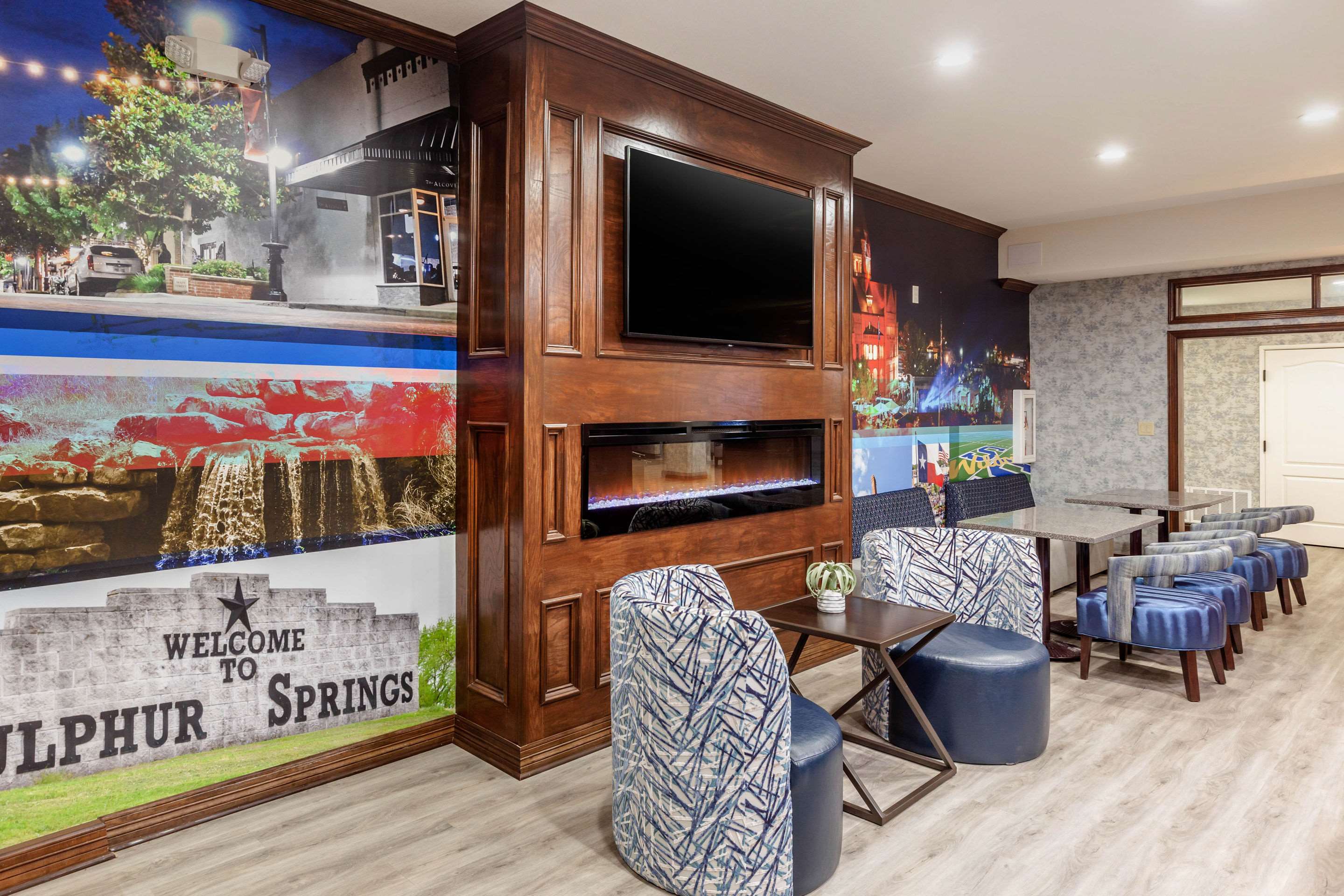 Enjoy breakfast in this seating area | Clarion Pointe Sulphur Springs