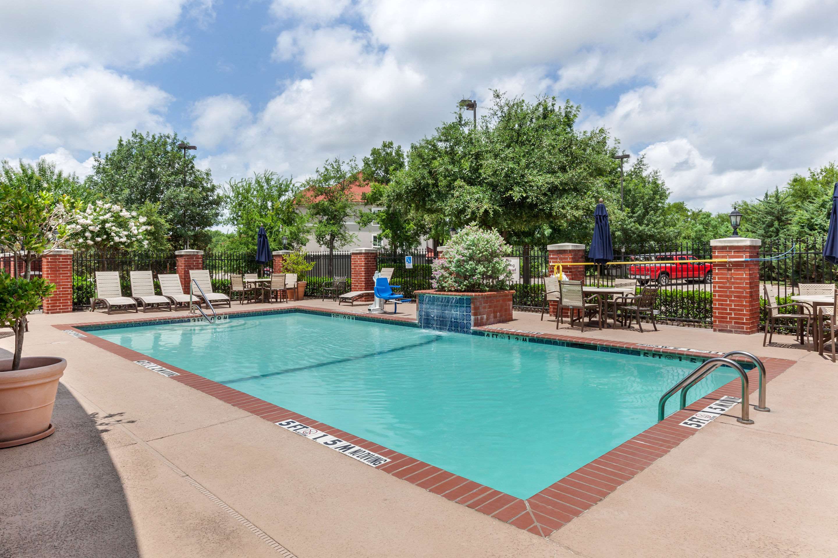 Outdoor pool | Clarion Pointe Sulphur Springs