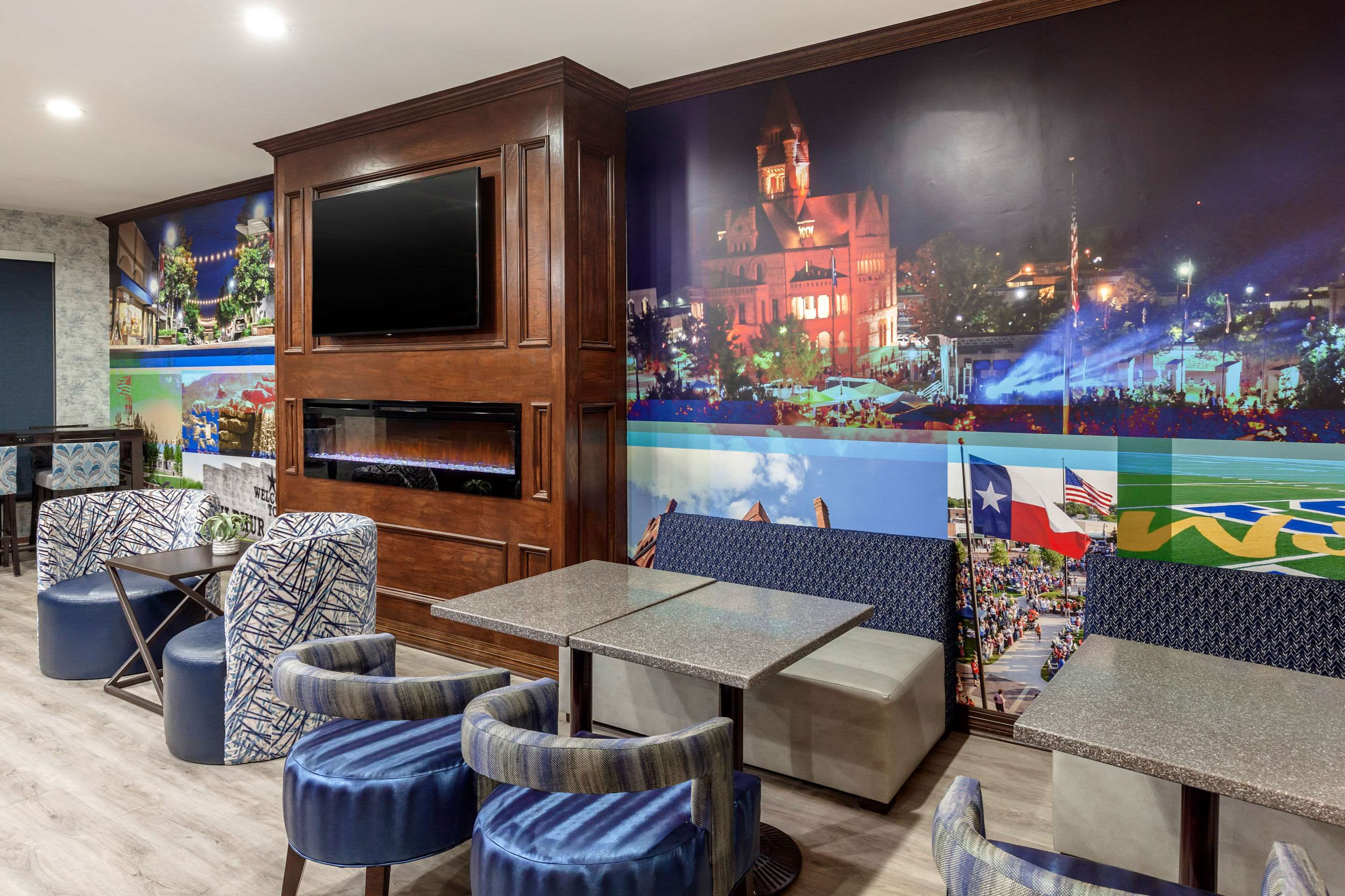 Enjoy breakfast in this seating area | Clarion Pointe Sulphur Springs