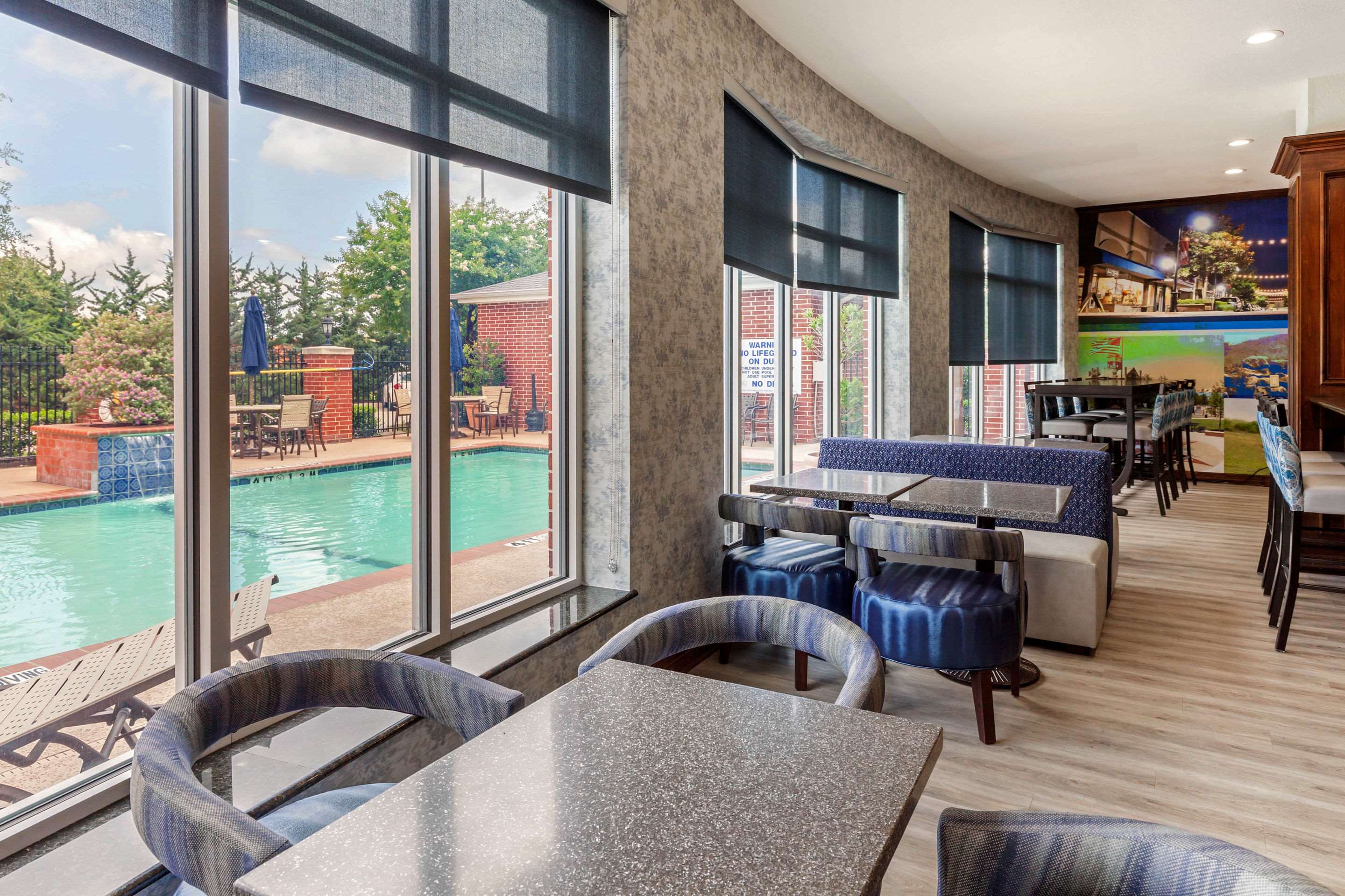 Enjoy breakfast in this seating area | Clarion Pointe Sulphur Springs