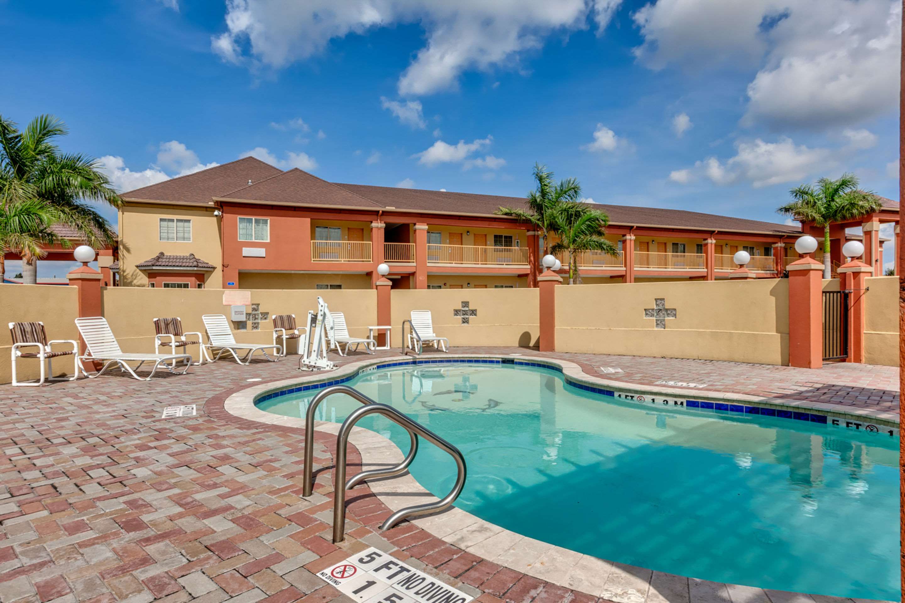 Outdoor pool | Quality Inn
