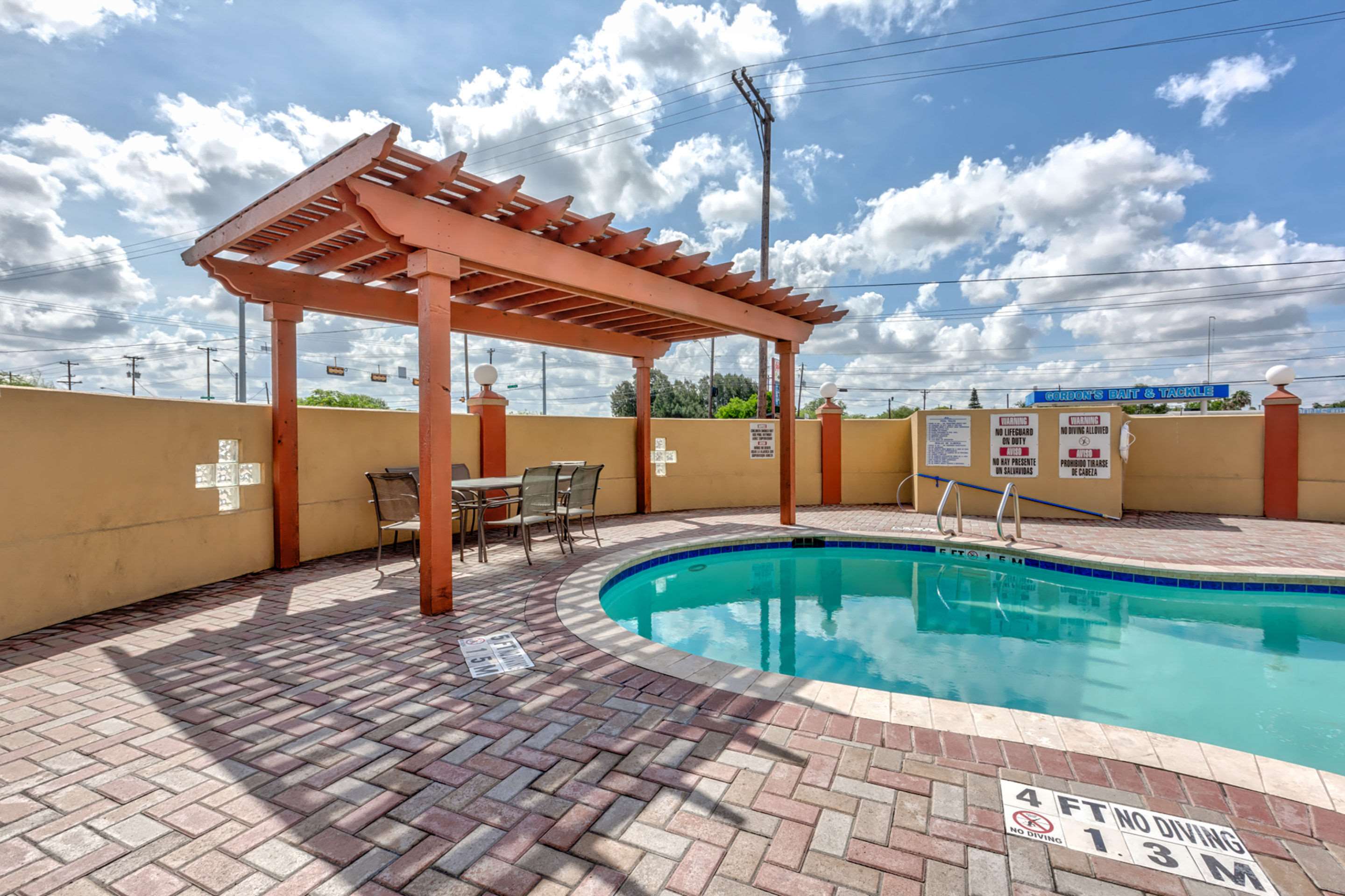 Outdoor pool | Quality Inn