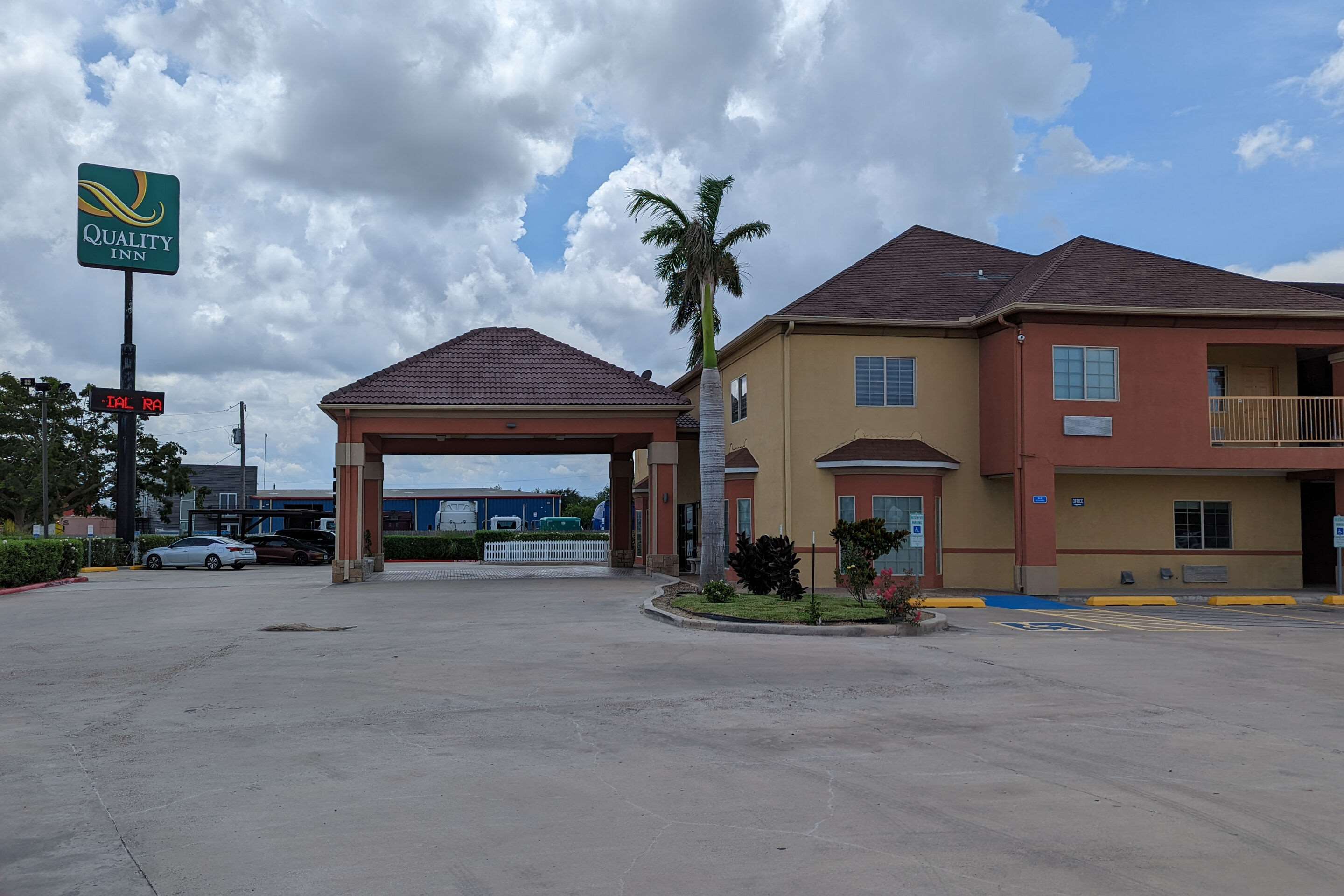 Hotel entrance | Quality Inn