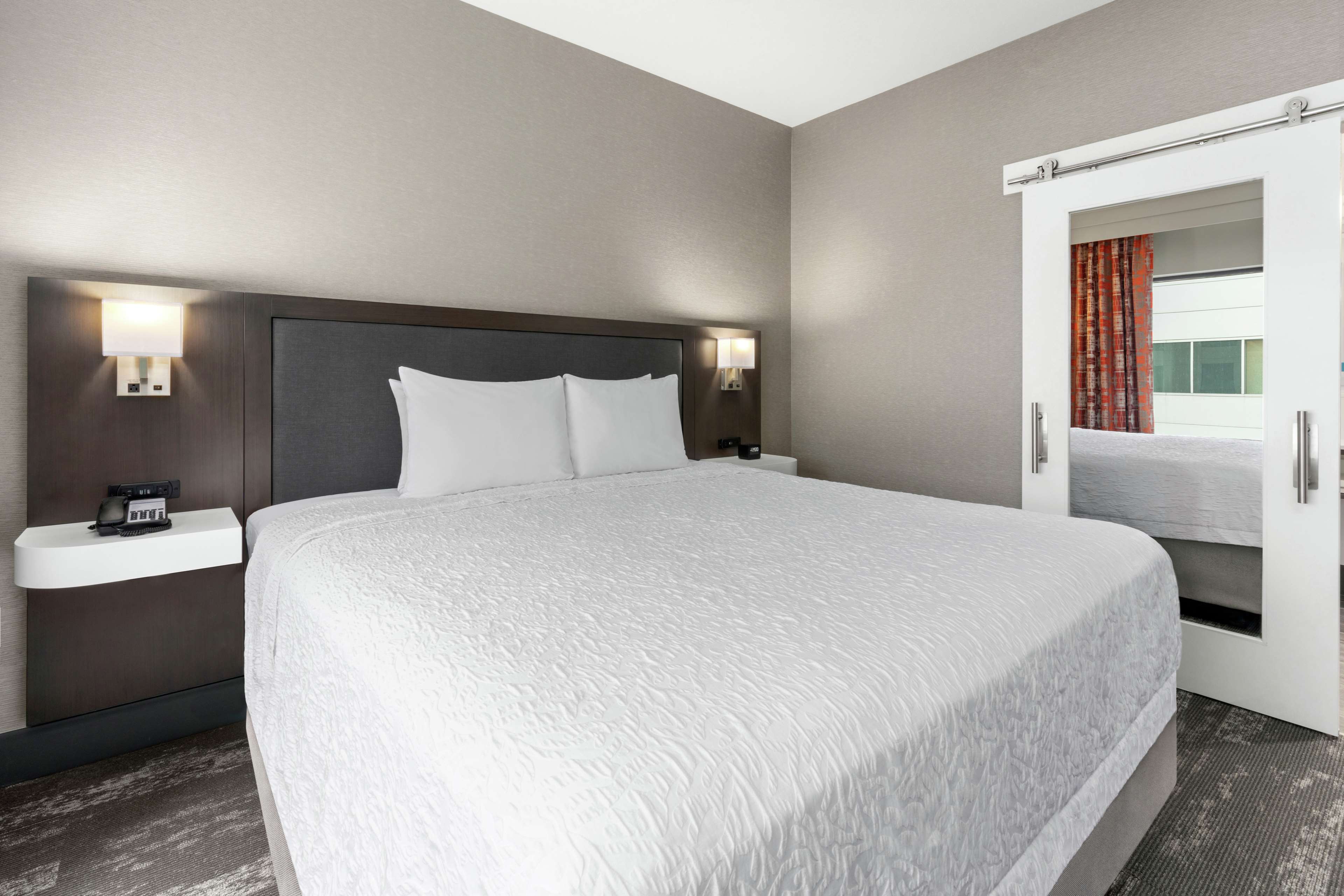 Hampton Inn & Suites by Hilton Spokane Downtown-South Room Type - KING DELUXE CORNER STUDIO