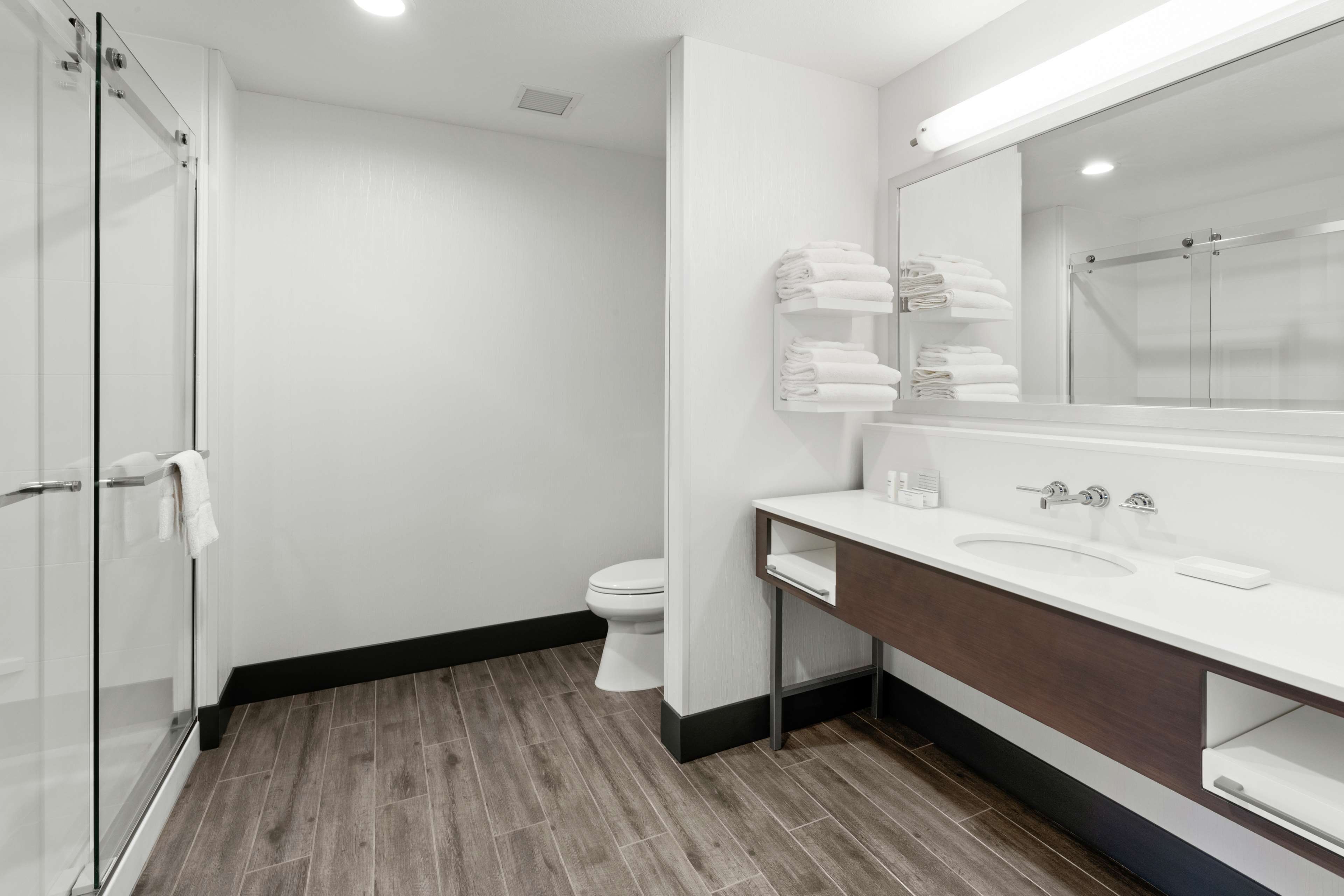 Hampton Inn & Suites by Hilton Spokane Downtown-South Room Type - 1 KNG STDO MIC FRIDG WTBR