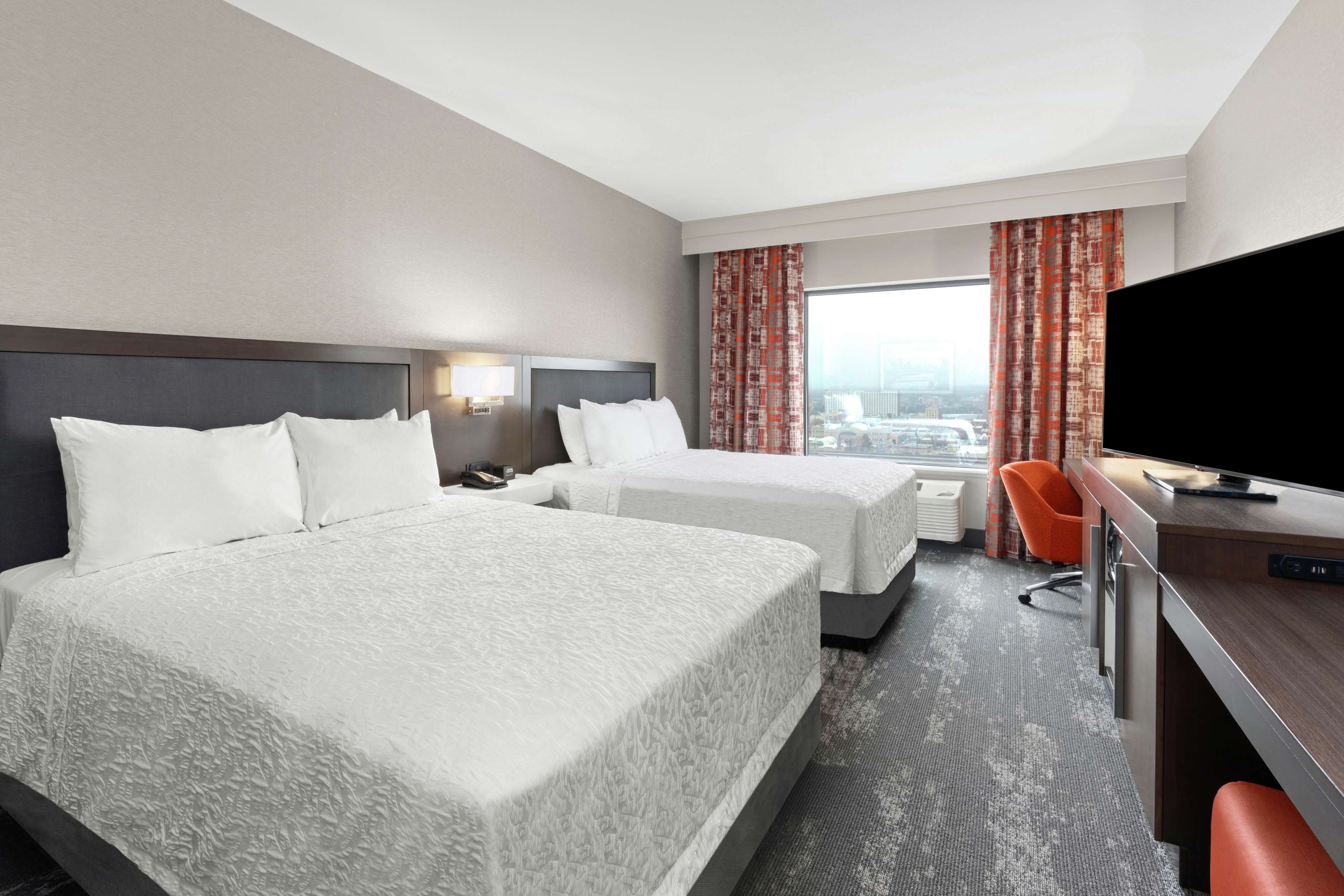 Hampton Inn & Suites by Hilton Spokane Downtown-South Room Type - 2 QNS CITY VIEW W FRDG MIC