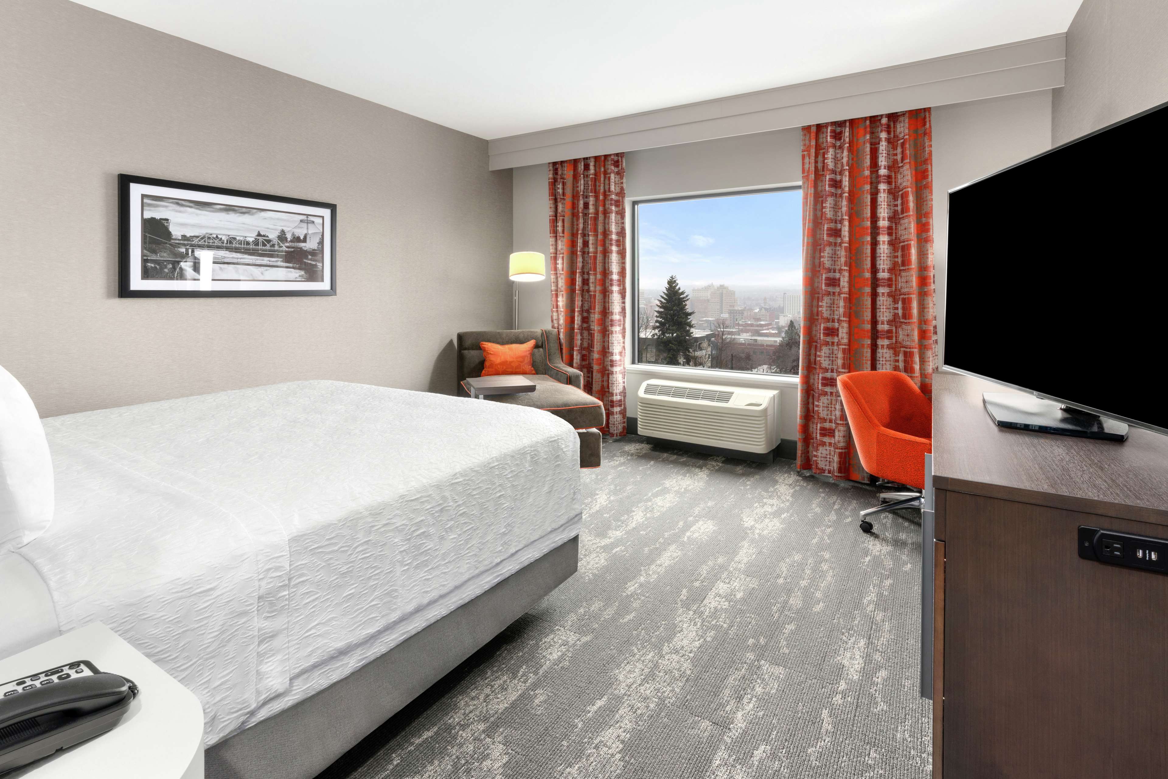 Hampton Inn & Suites by Hilton Spokane Downtown-South Room Type - 1 KNG ACCESSIBLE TUB NS