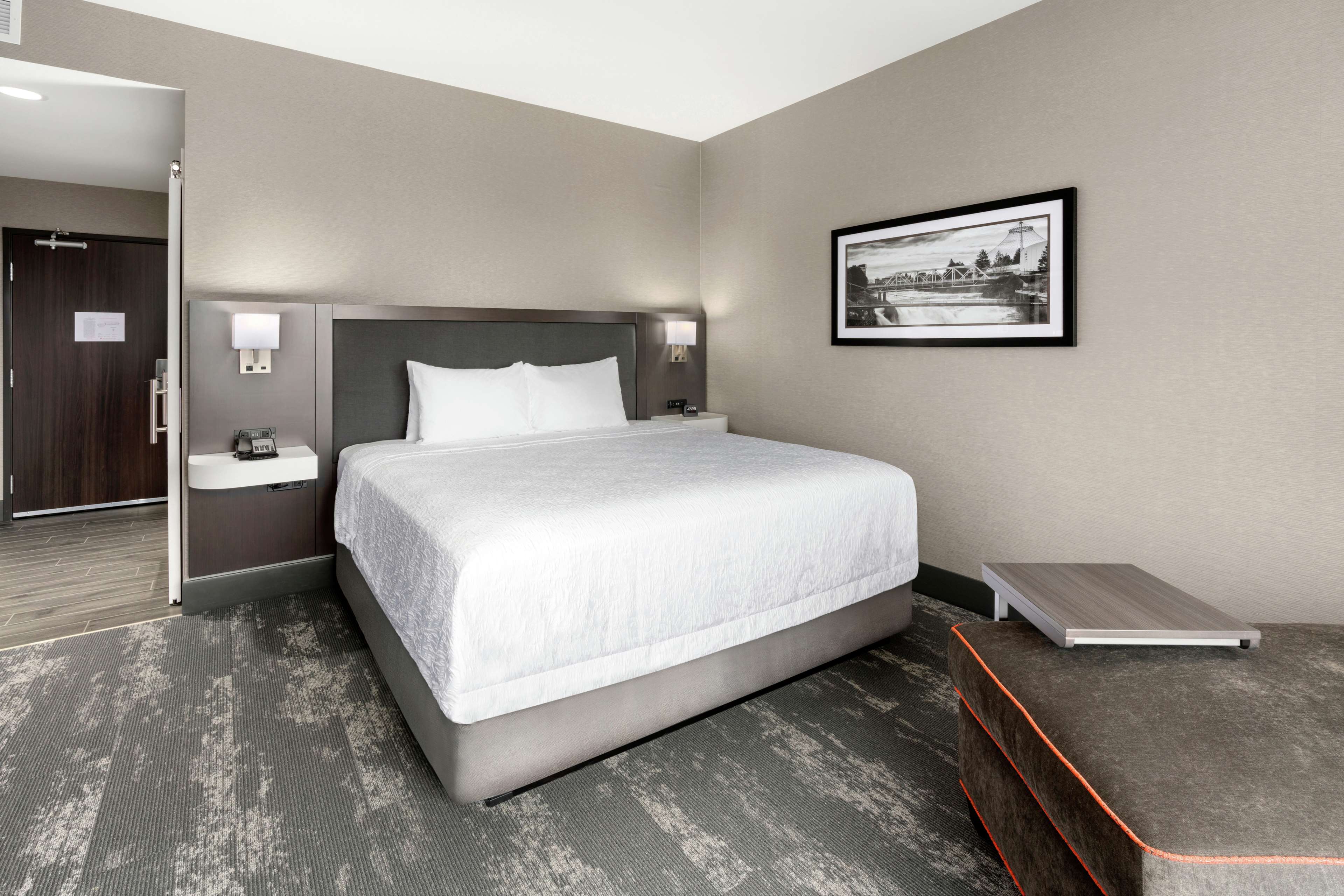 Hampton Inn & Suites by Hilton Spokane Downtown-South Room Type - KING CITY VIEW FRDG MICROW