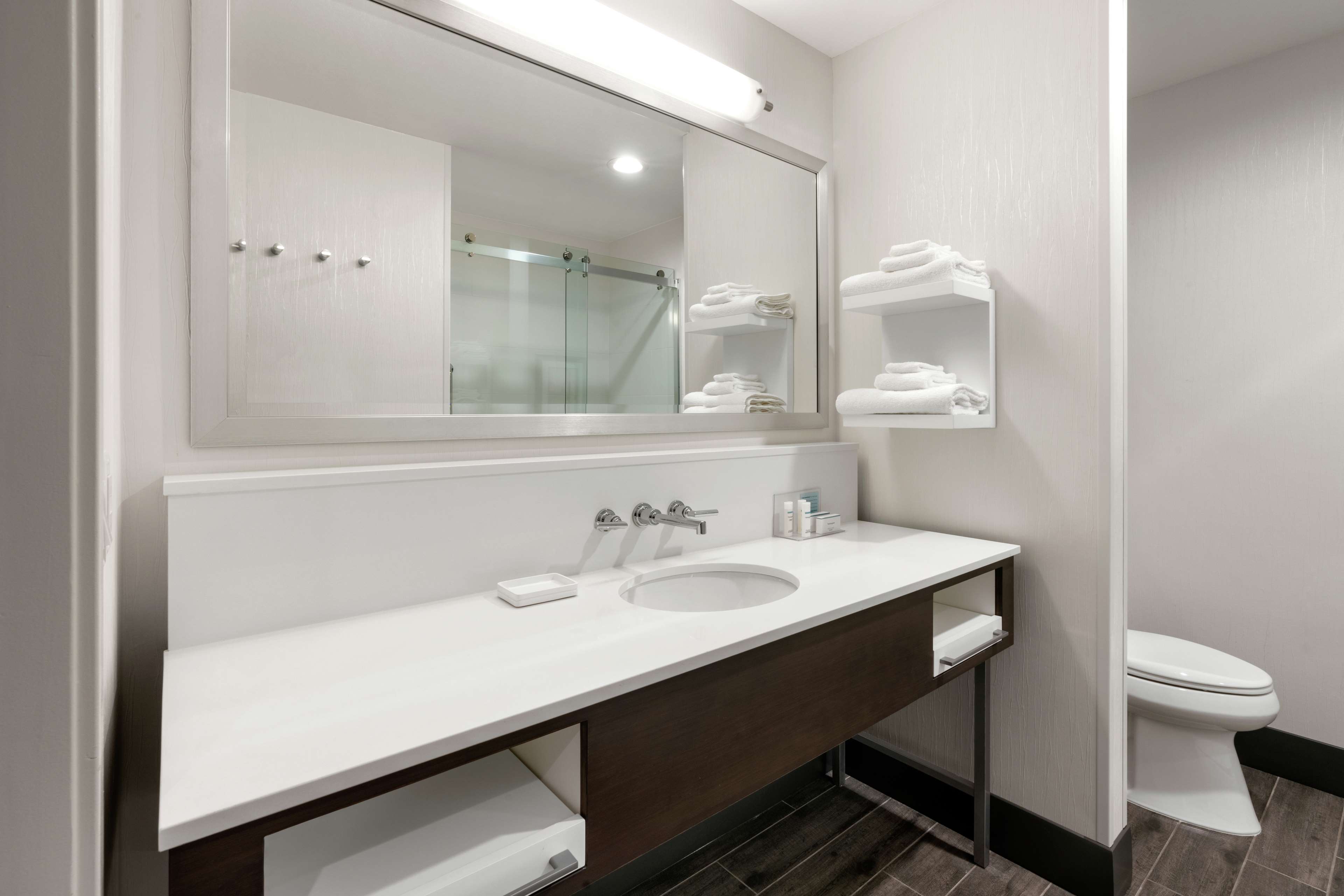 Hampton Inn & Suites by Hilton Spokane Downtown-South Room Type - KING W  FRIDGE MICROWAVE