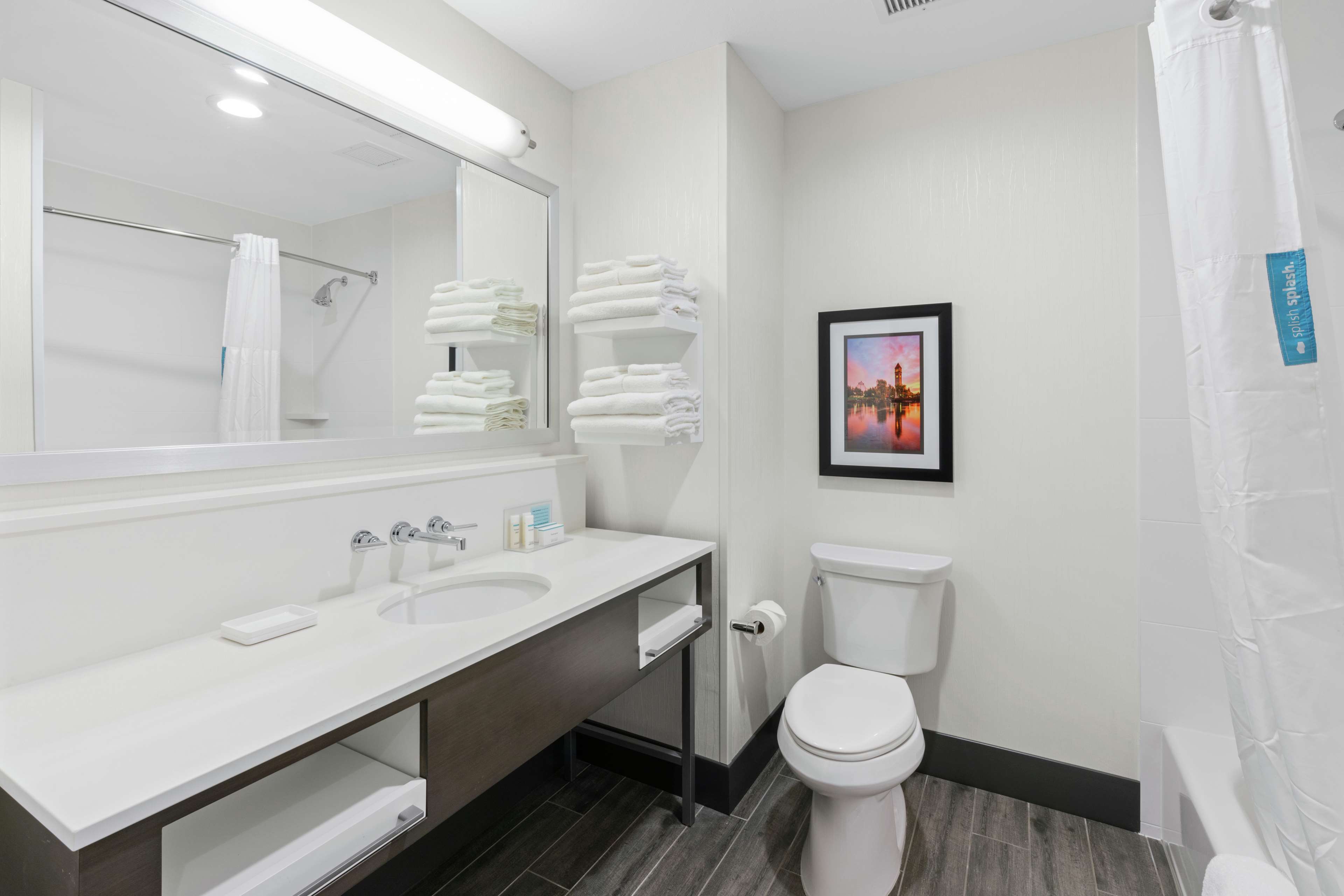 Hampton Inn & Suites by Hilton Spokane Downtown-South Room Type - 2 QUEENS W  FRIDGE MICROWV