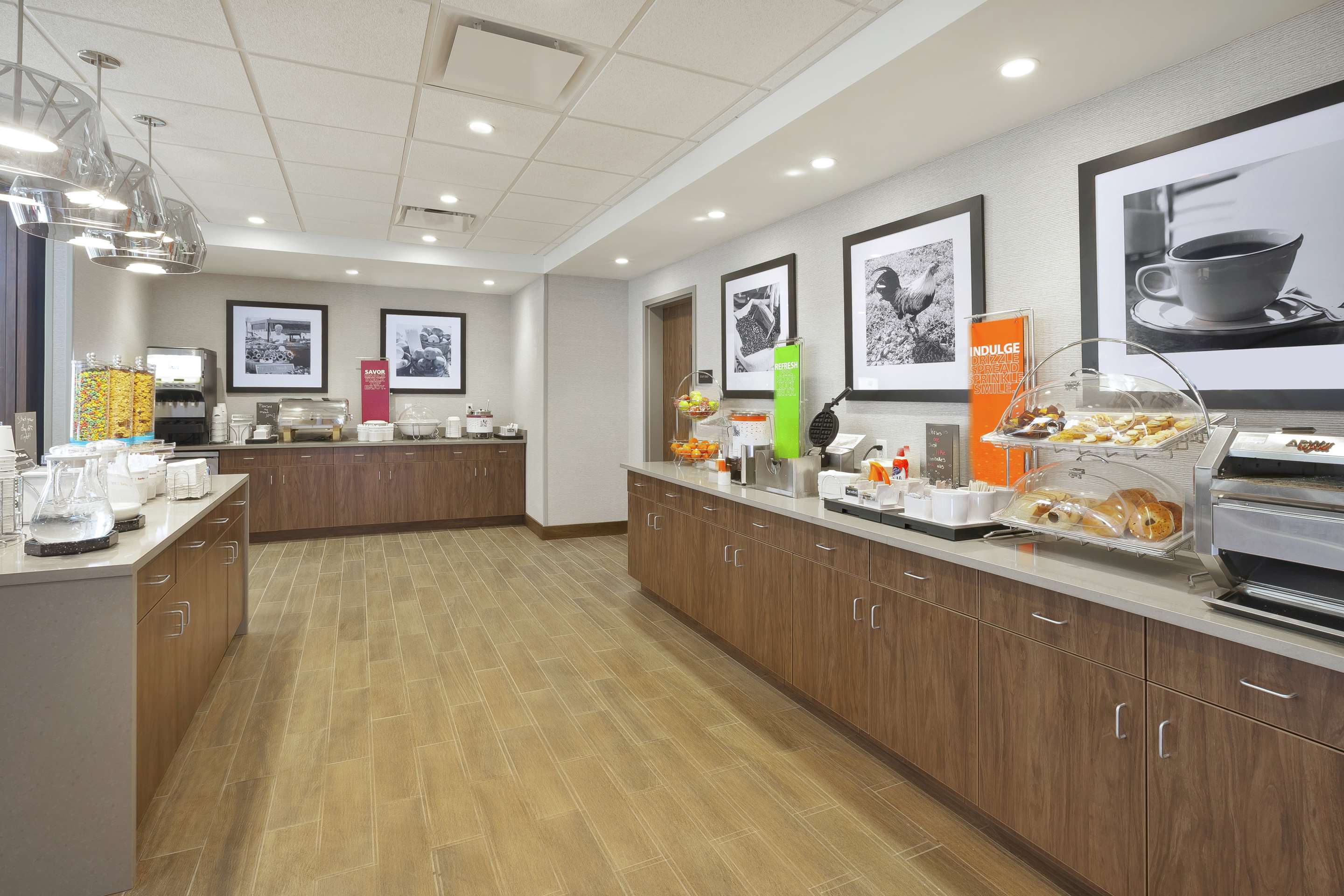 Breakfast Area | Hampton Inn & Suites Grandville Grand Rapids South