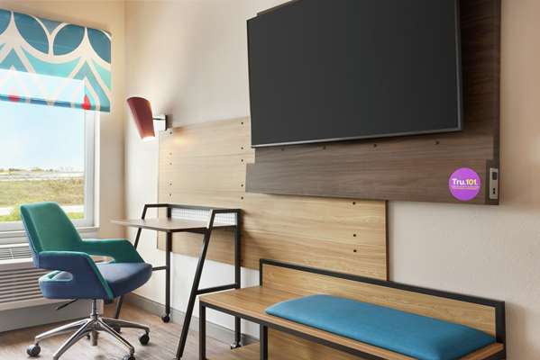  - Tru by Hilton Waukesha - I-94, Exit 297