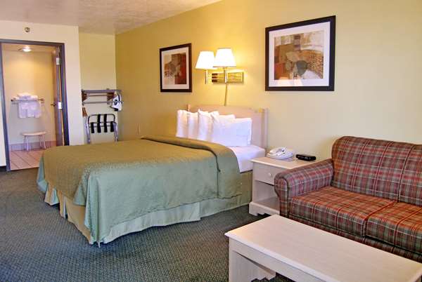  - Travelodge Santa Rosa - I-40, Exit 277