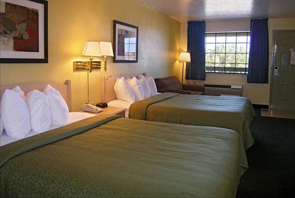  - Travelodge Santa Rosa - I-40, Exit 277