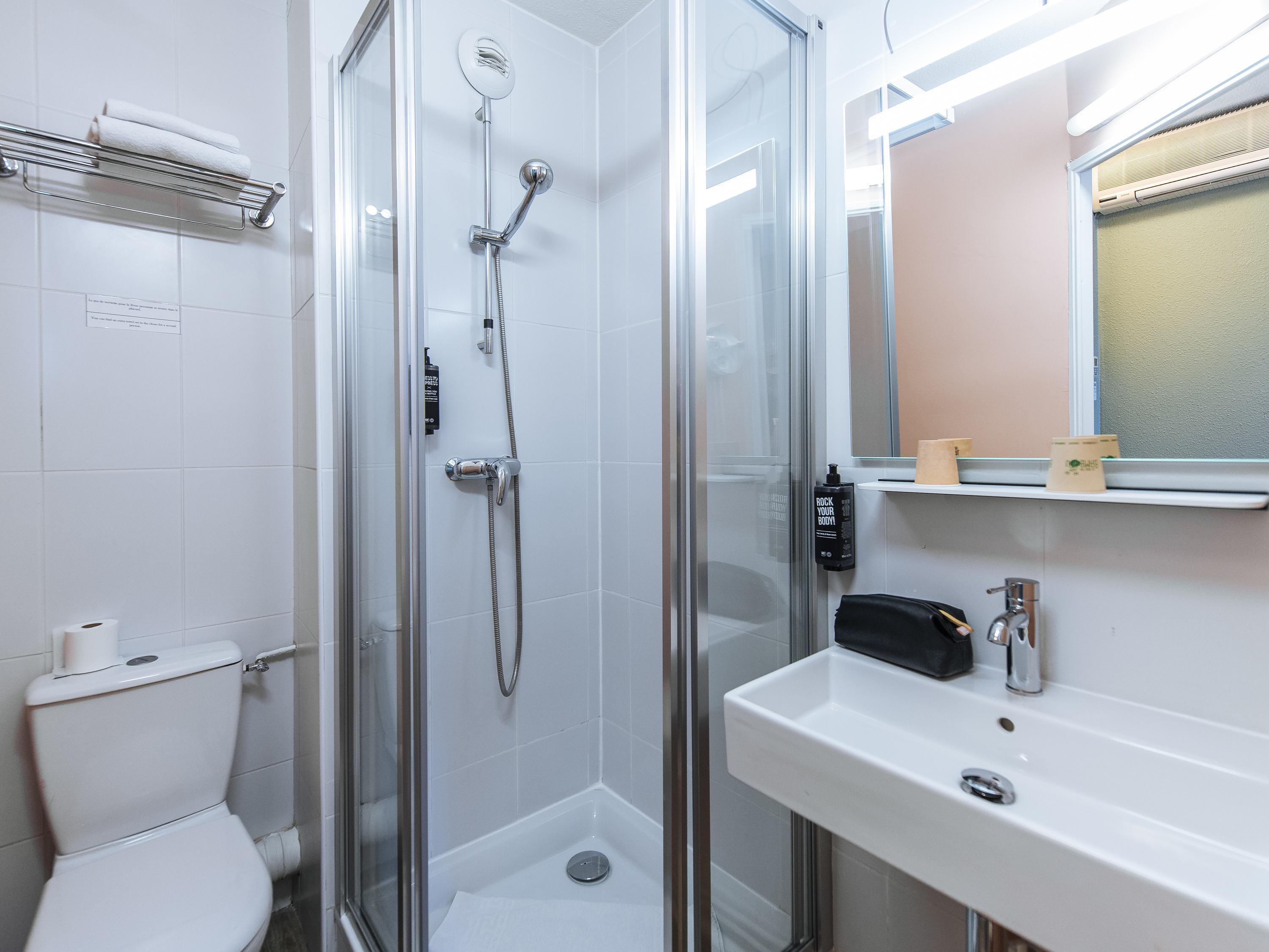 ibis Styles Lyon Croix Rousse Room Type - Standard room with a double bed