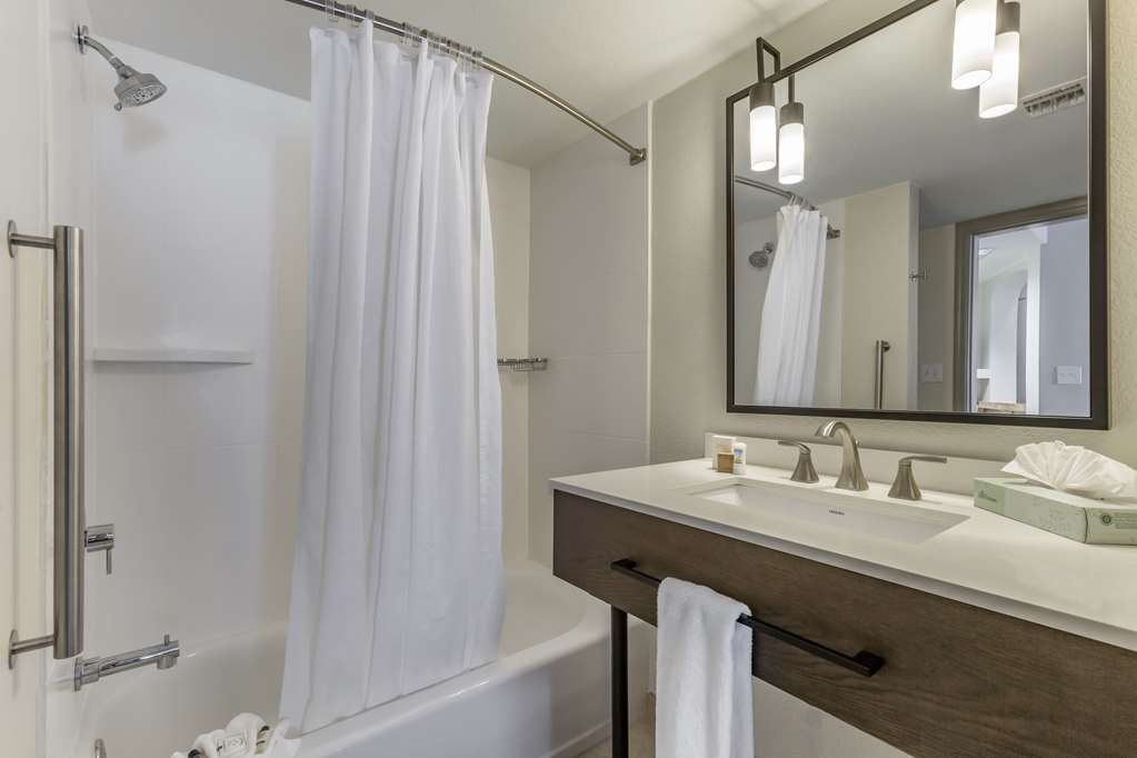 WINDMILL SUITES SURPRISE - PHOENIX-guestroom-Guest Room,Bathroom,On-Site.jpg