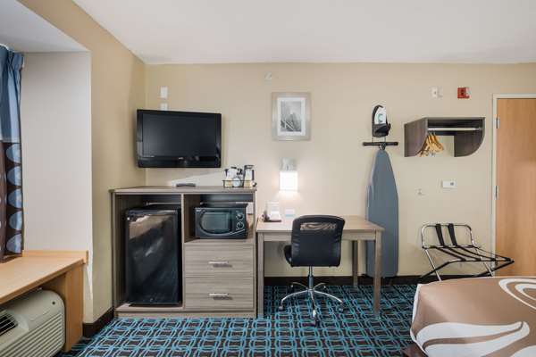  - Quality Inn & Suites Blue Springs - I-70, Exit 18