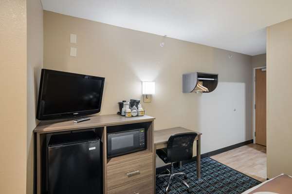  - Quality Inn & Suites Blue Springs - I-70, Exit 18