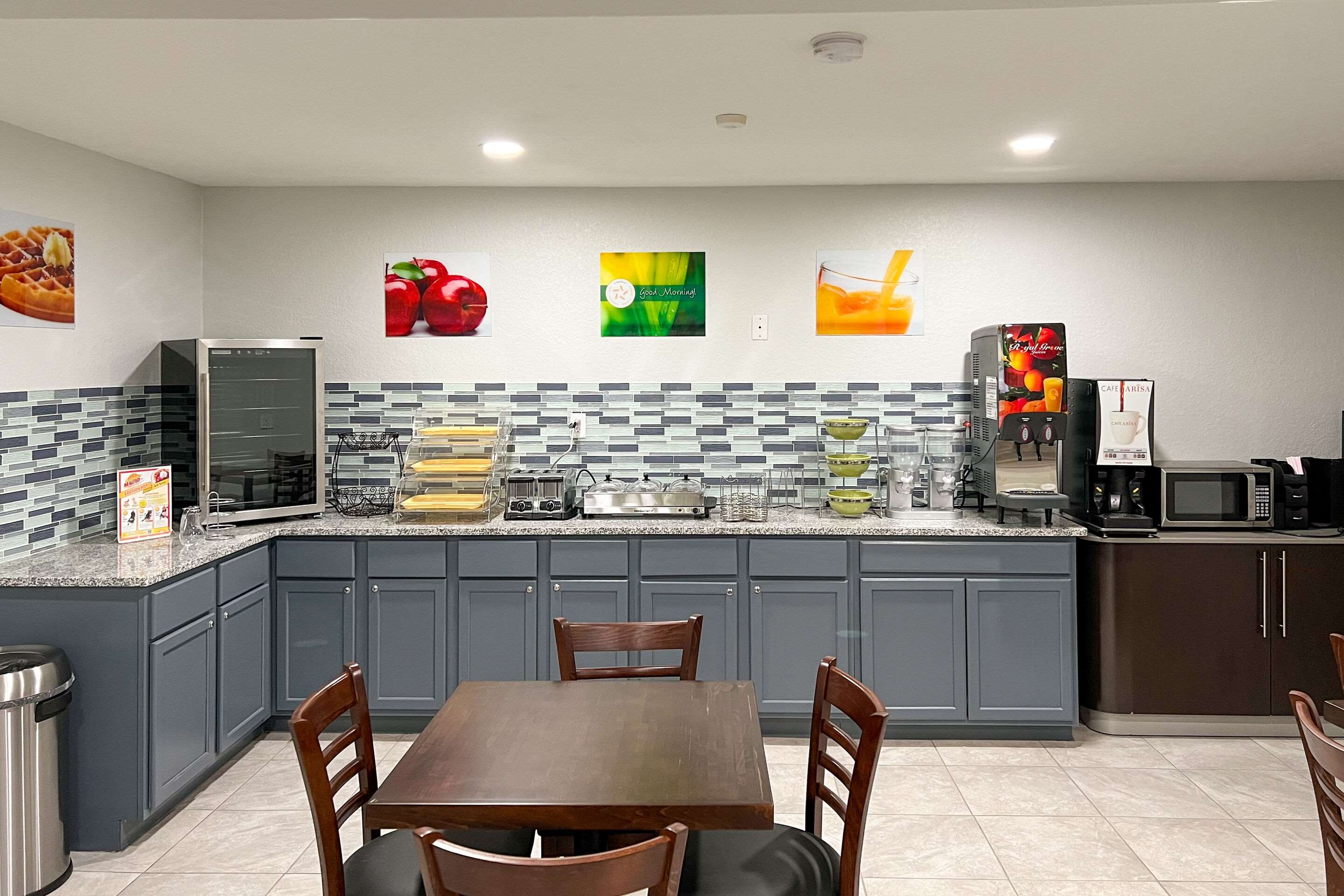 Breakfast area | Econo Lodge Inn & Suites