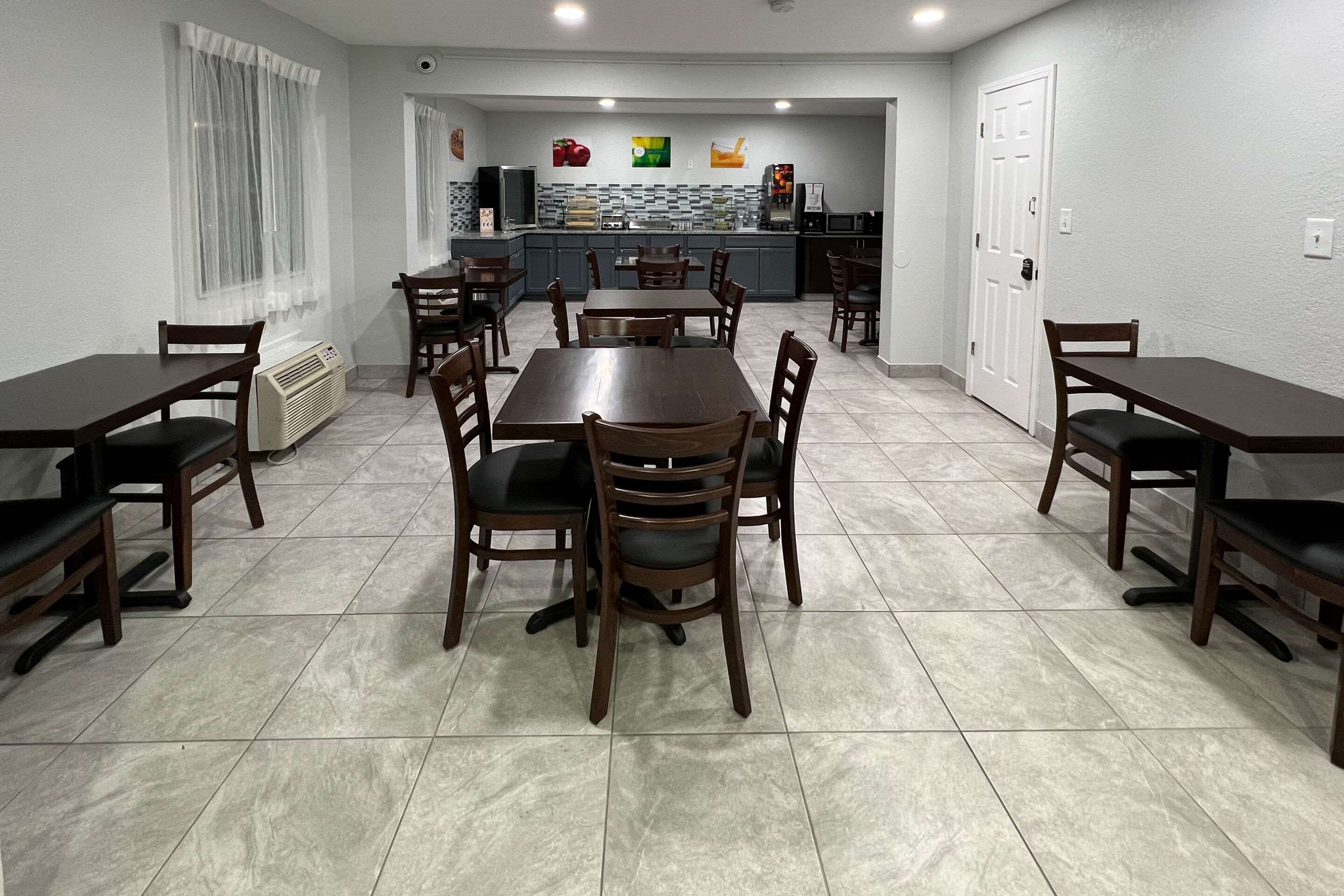 Breakfast area | Econo Lodge Inn & Suites