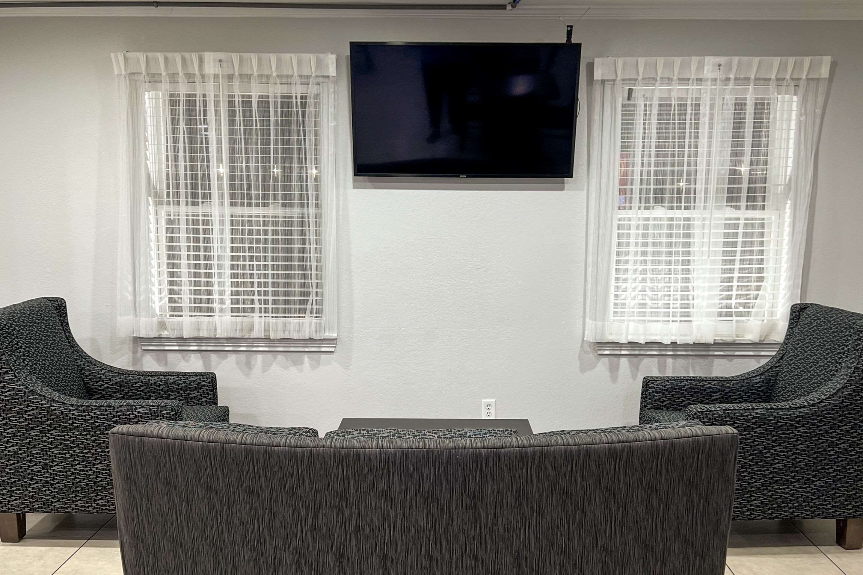 Lobby with sitting area | Econo Lodge Inn & Suites
